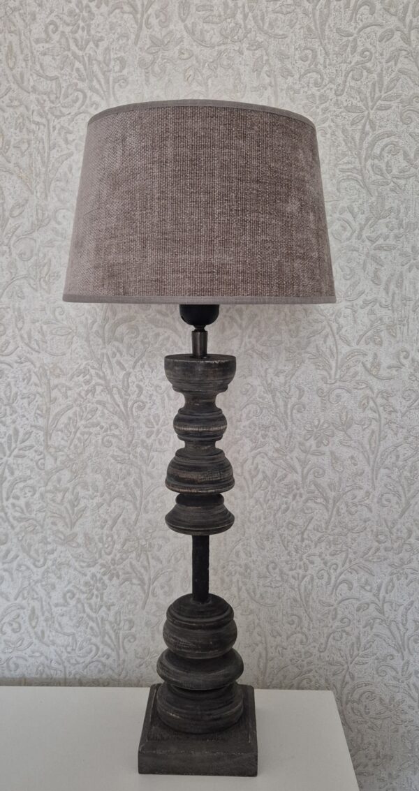 Mooie grote houten lamp met lampenkap