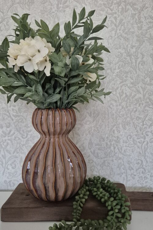 20260607_112618 Decoratieve set op houten plank met vaas en boeket