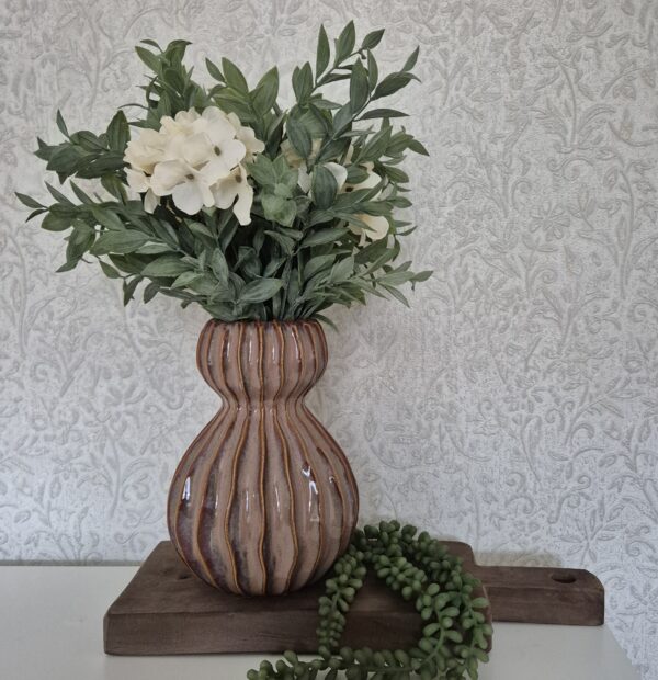 Decoratieve set op houten plank met vaas en boeket