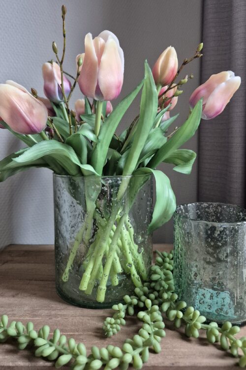 Stijlvolle bubbelglazen vaas met een kleurrijk tulpenboeket.