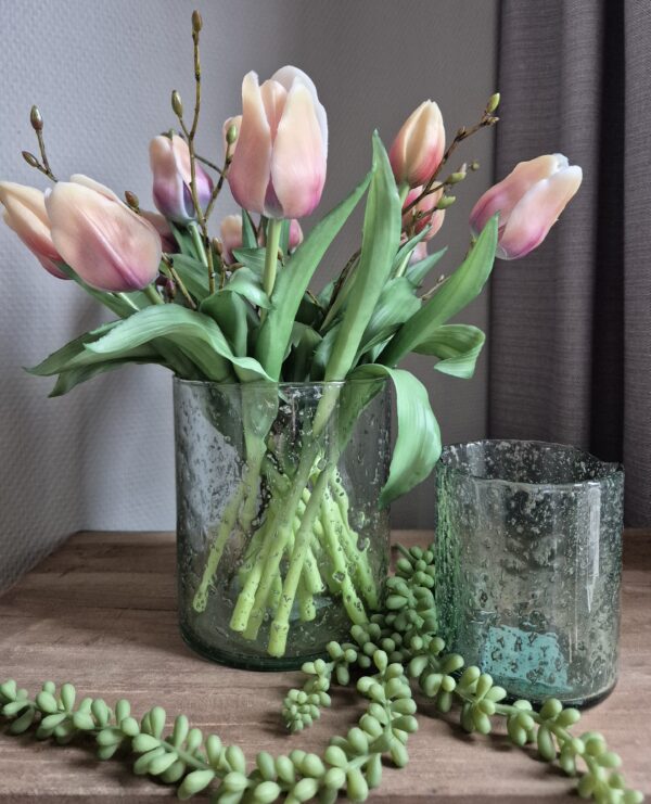 Stijlvolle bubbelglazen vaas met een kleurrijk tulpenboeket.