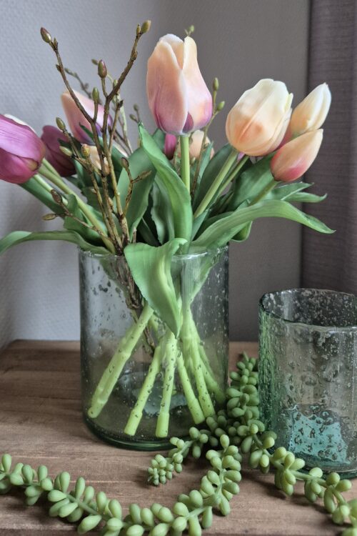 Stijlvolle bubbelglazen vaas met een kleurrijk tulpenboeket, gemengd