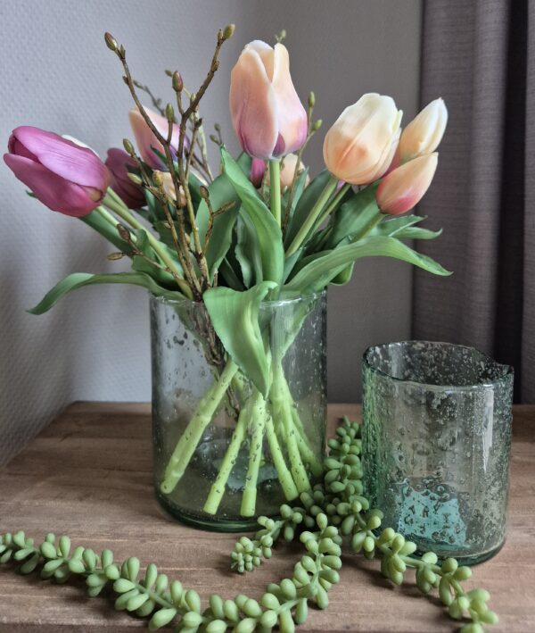 Stijlvolle bubbelglazen vaas met een kleurrijk tulpenboeket, gemengd