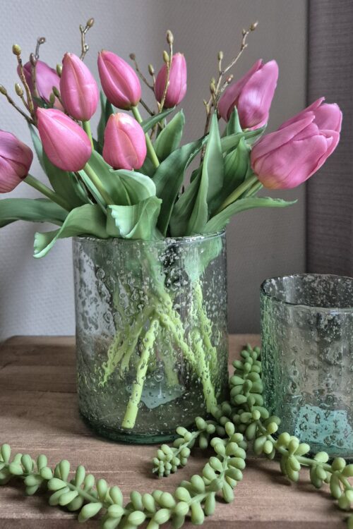 Stijlvolle bubbelglazen vaas met tulpenboeket, donker roze