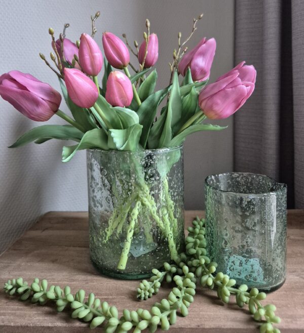 Stijlvolle bubbelglazen vaas met tulpenboeket, donker roze