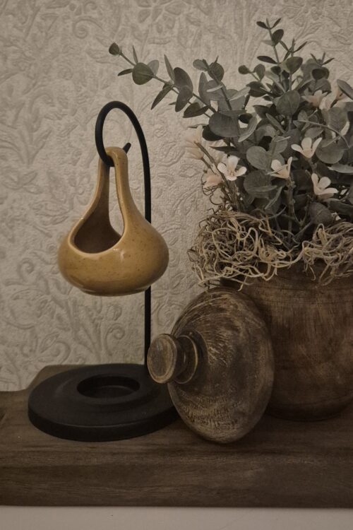 Complete Decoratieset op Houten Plank met Okergele Geurbrander