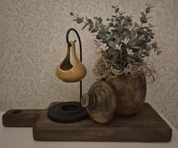 Complete Decoratieset op Houten Plank met Okergele Geurbrander
