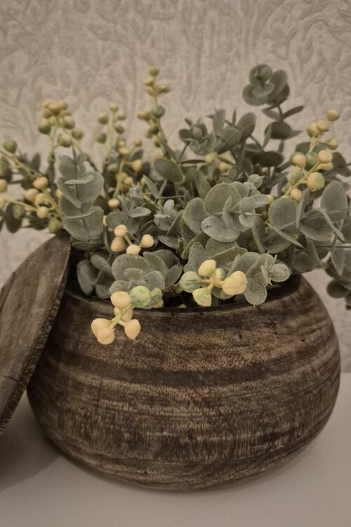 Houten pot met kunstboeket – 17 cm hoog | 25 cm breed