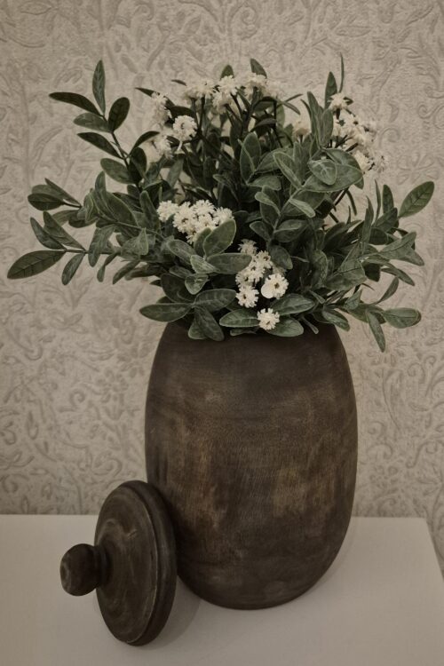 Houten pot met boeket