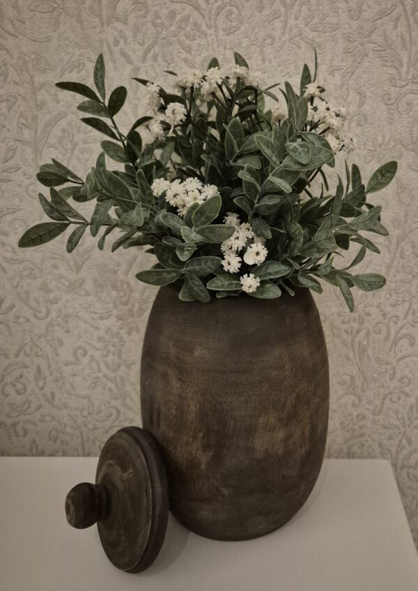Houten pot met boeket