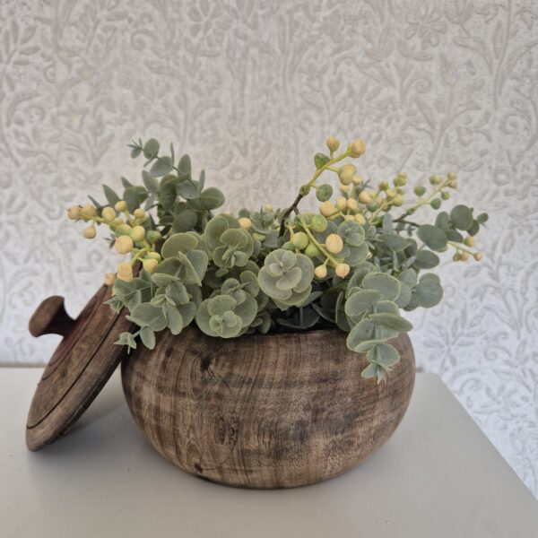 Houten pot met kunstboeket – 17 cm hoog | 25 cm breed