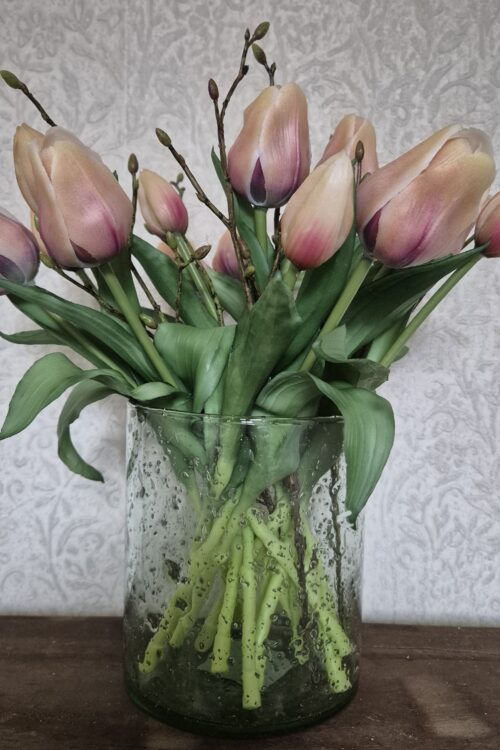 Stijlvolle bubbelglazen vaas met een kleurrijk tulpenboeket.