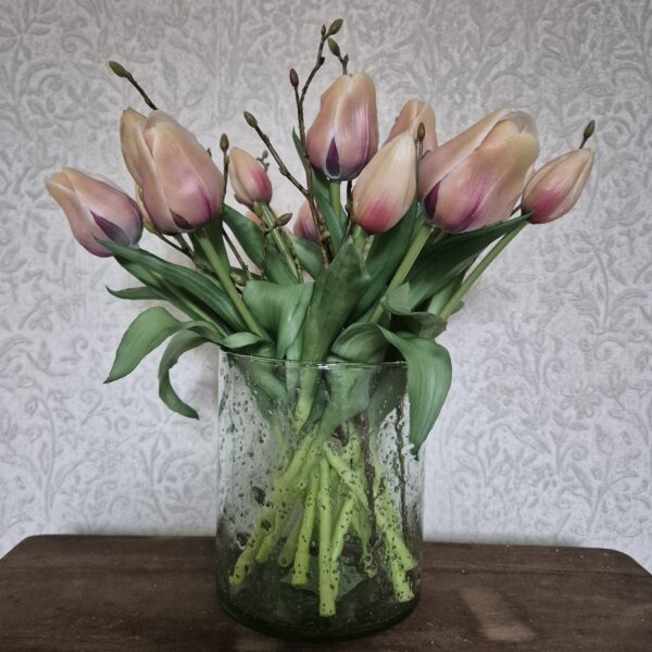 Stijlvolle bubbelglazen vaas met een kleurrijk tulpenboeket.