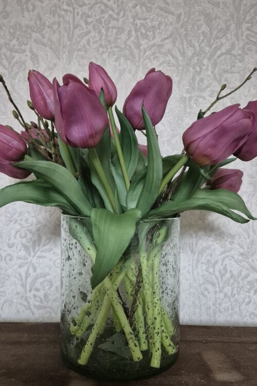 Stijlvolle bubbelglazen vaas met tulpenboeket, donker roze