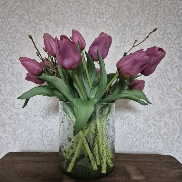 Stijlvolle bubbelglazen vaas met tulpenboeket, donker roze