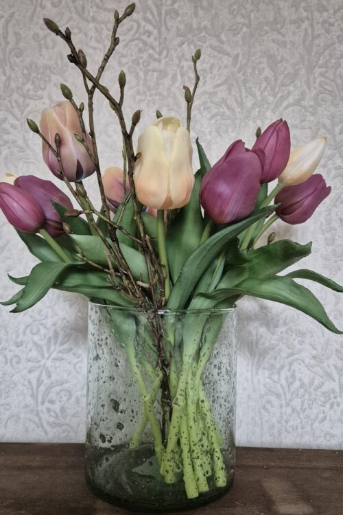 20260704_191127 Stijlvolle bubbelglazen vaas met een kleurrijk tulpenboeket, gemengd