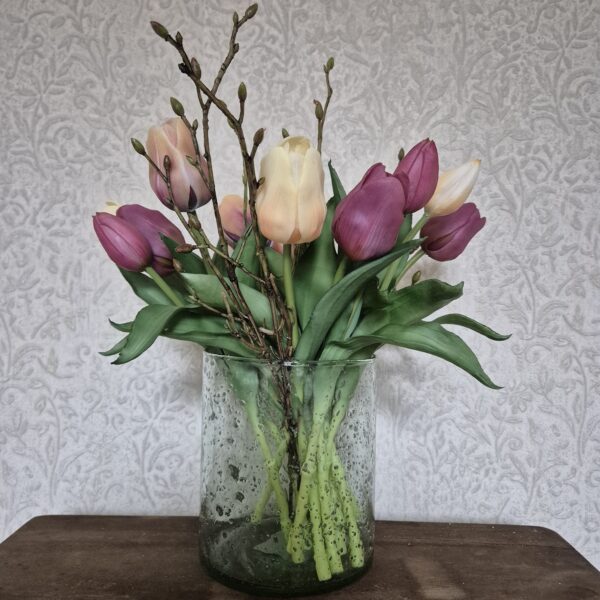 Stijlvolle bubbelglazen vaas met een kleurrijk tulpenboeket, gemengd