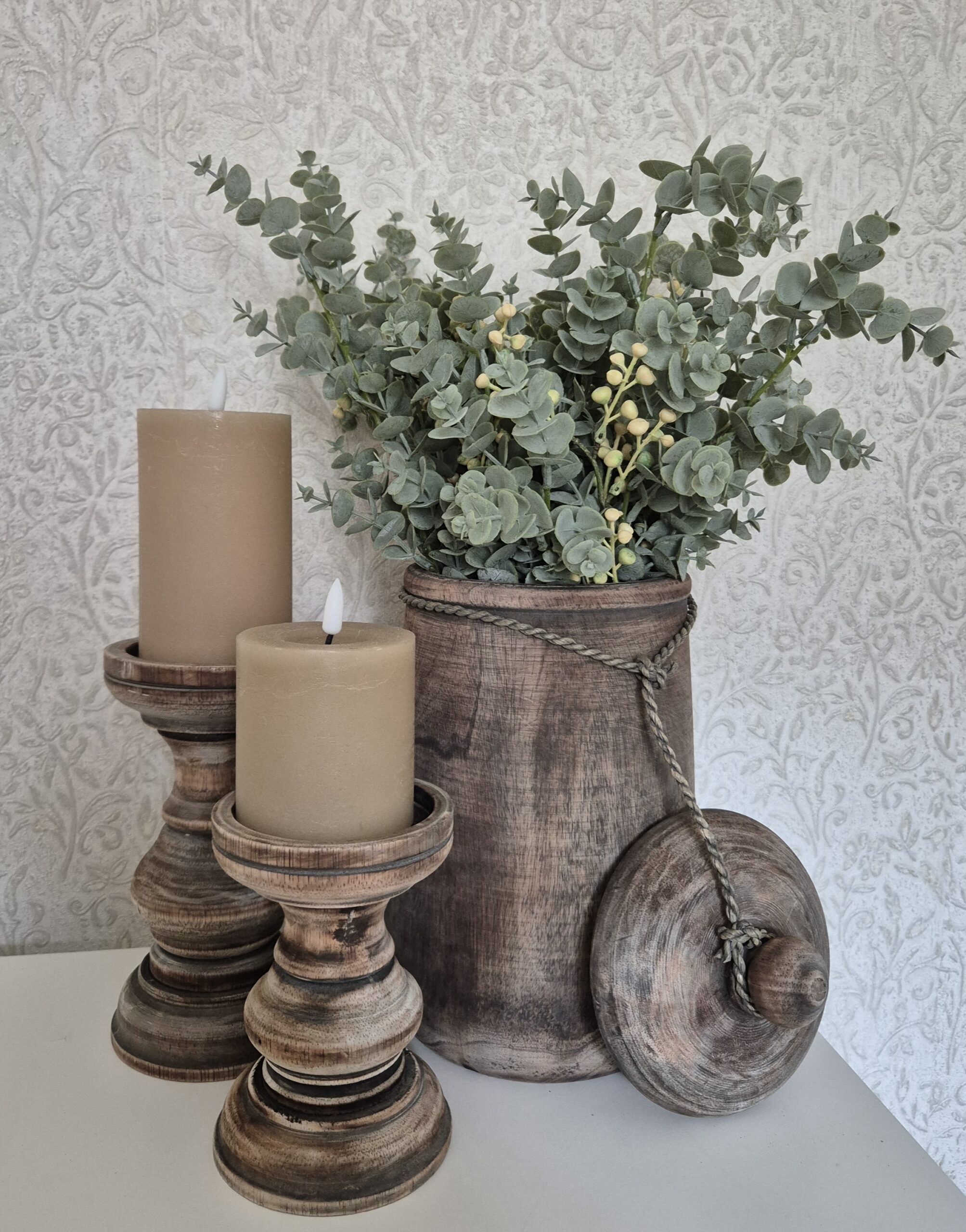 Complete decoratieset met houten pot, boeket en kandelaren