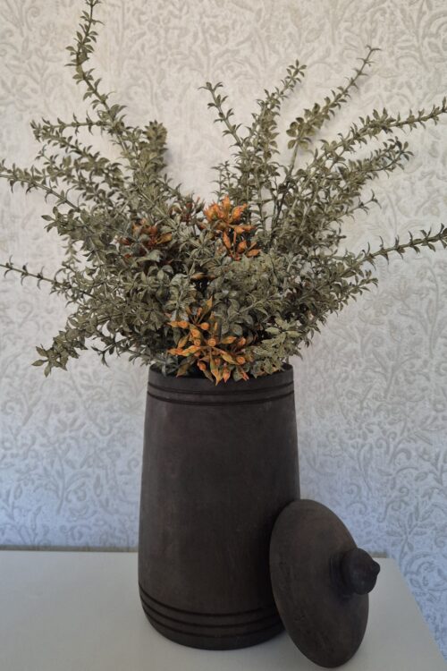 20260610_094944 Grote bruine houten pot met decoratief boeket – compleet