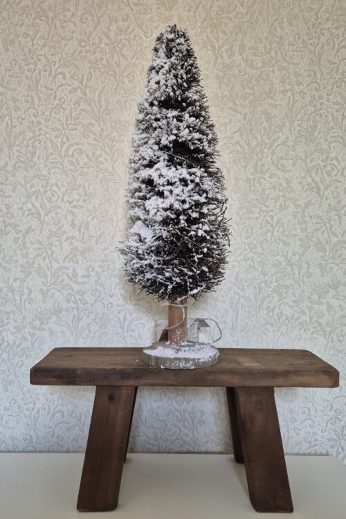 Kerstboom op Stam – Bruin met Witte Sneeuw en LED verlichting