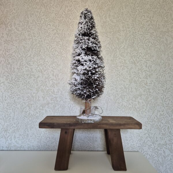Kerstboom op Stam – Bruin met Witte Sneeuw en LED verlichting