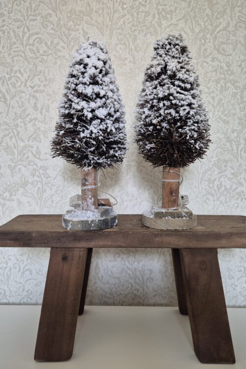 Kerstboom op Stam – Bruin met Witte Sneeuw en LED verlichting