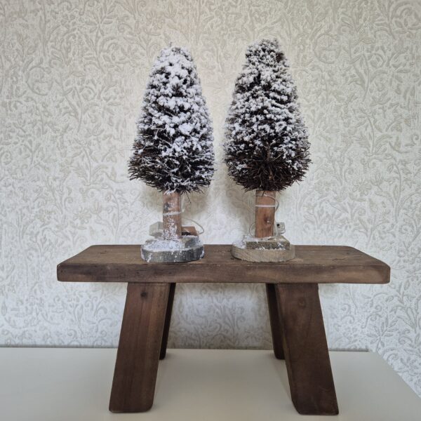 Kerstboom op Stam – Bruin met Witte Sneeuw en LED verlichting