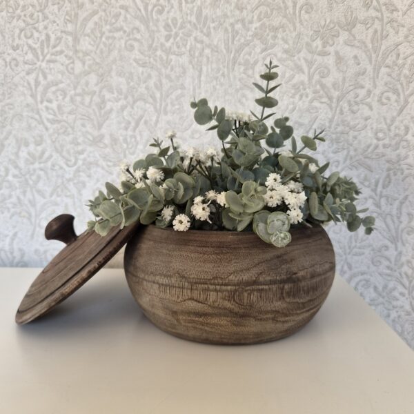 Houten pot met witte bloemen – 17 cm hoog | 25 cm breed