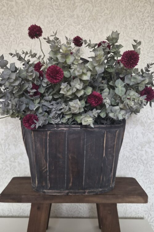 20260723_121317 Houten decoratieve bak met handvat en bordeauxrood boeket