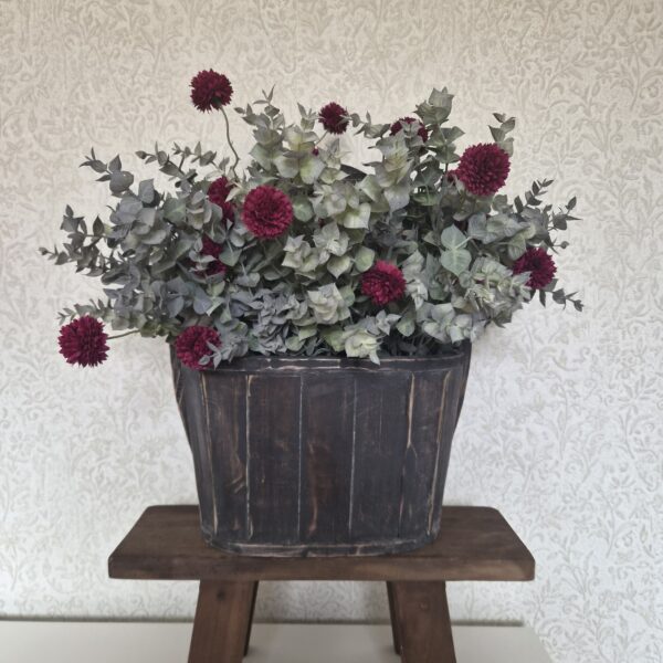 Houten decoratieve bak met handvat en bordeauxrood boeket