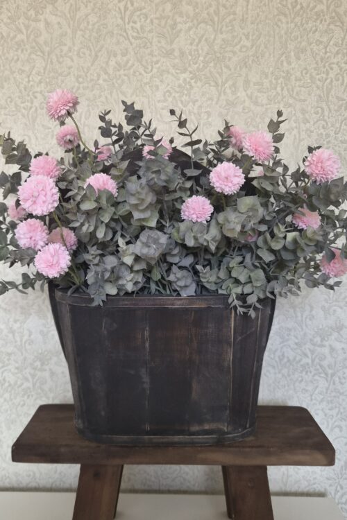 Houten decoratieve bak met handvat en roze boeket
