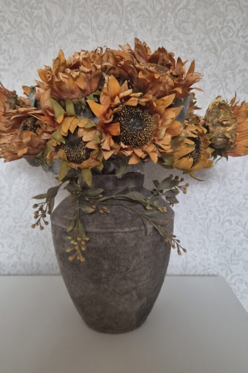 Mooie stenen vaas met kunstzonnebloemen