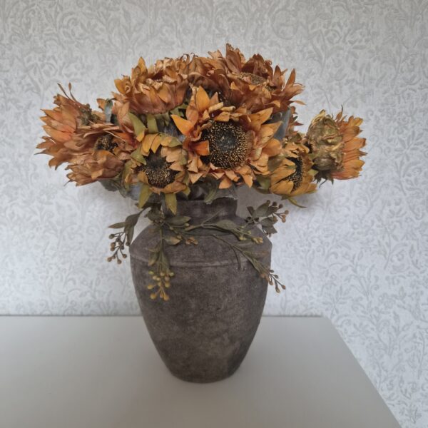 Mooie stenen vaas met kunstzonnebloemen