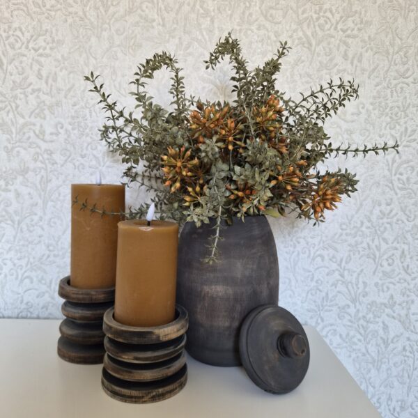 Complete Decoratieset met Houten Pot, Boeket en Okergele LED Kaarsen