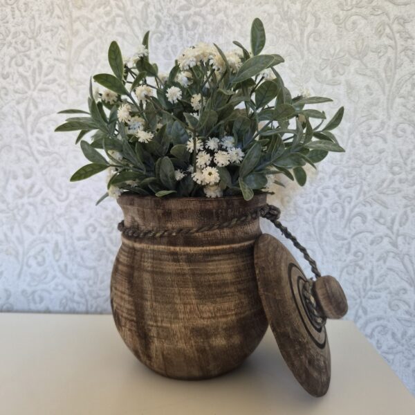 Houten pot met boeket
