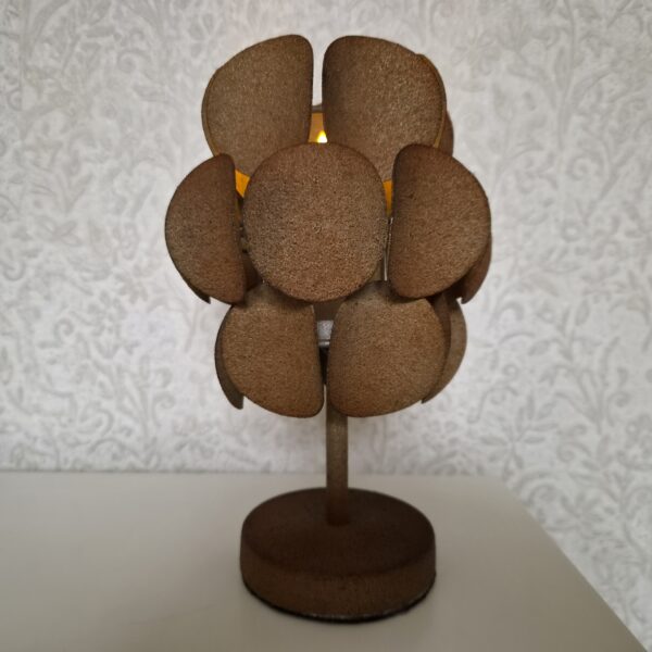 Roestkleurige waxinelichthouder – 25 cm hoog en 17 cm breed