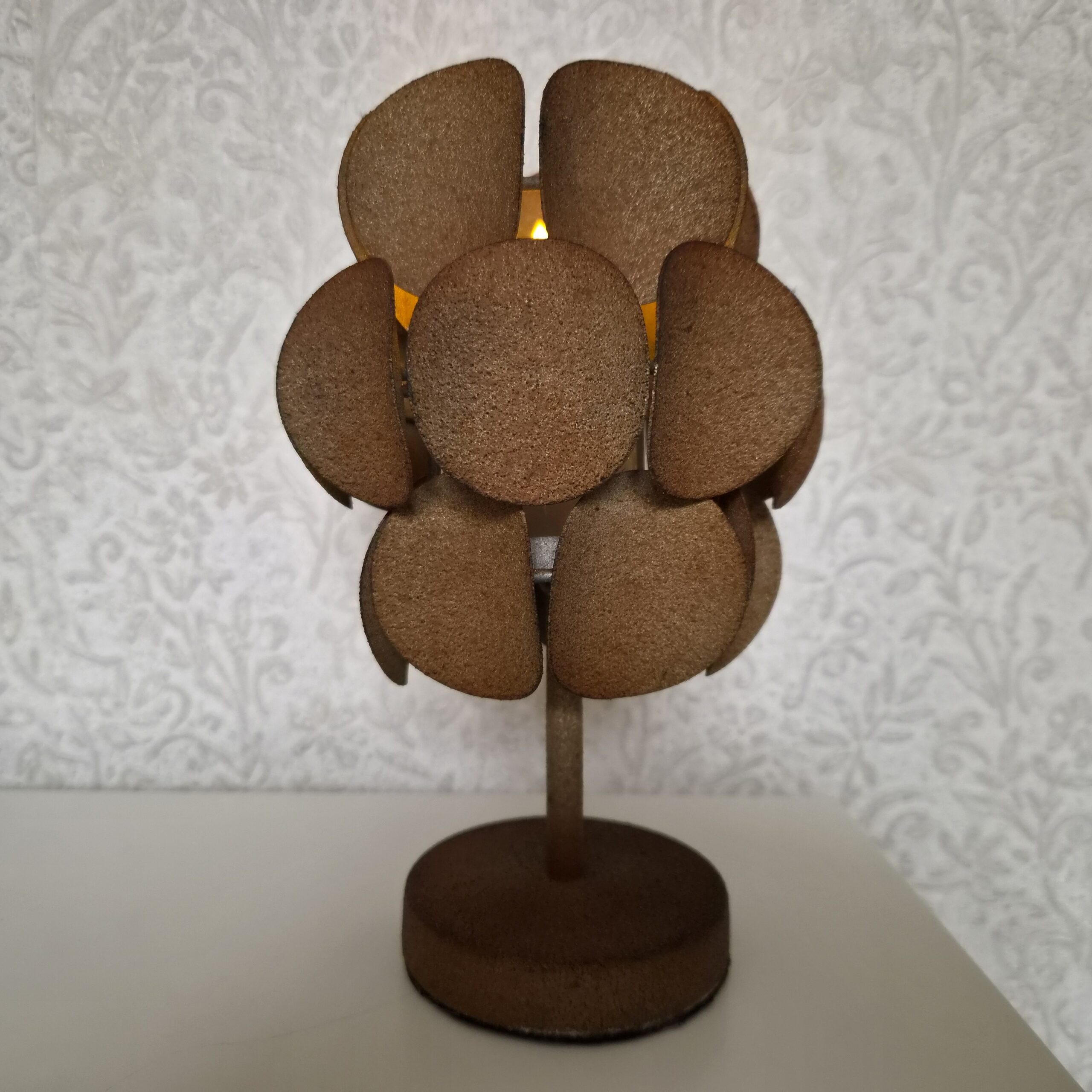 Roestkleurige waxinelichthouder – 25 cm hoog en 17 cm breed