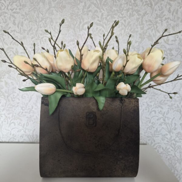 Compleet met tulpen