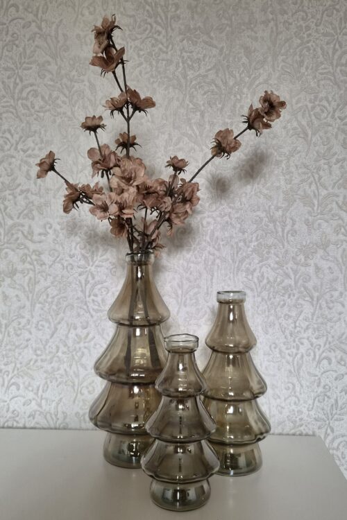 Mooie set van drie glazen kerstbomen in een warme amberkleur.