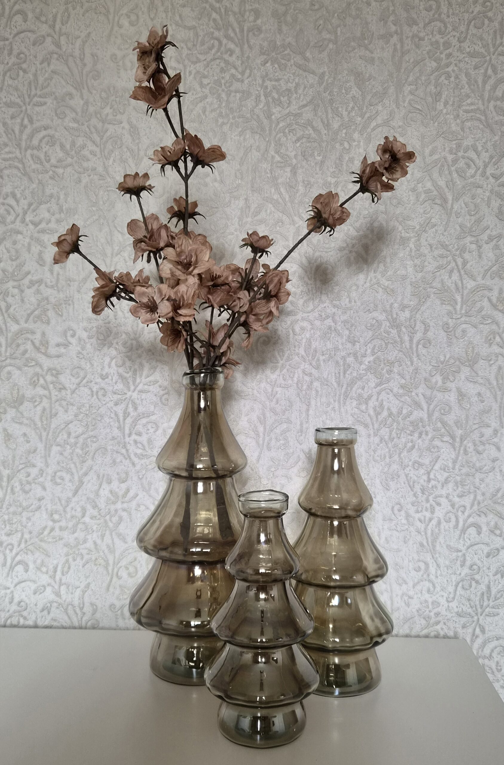 Mooie set van drie glazen kerstbomen in een warme amberkleur.