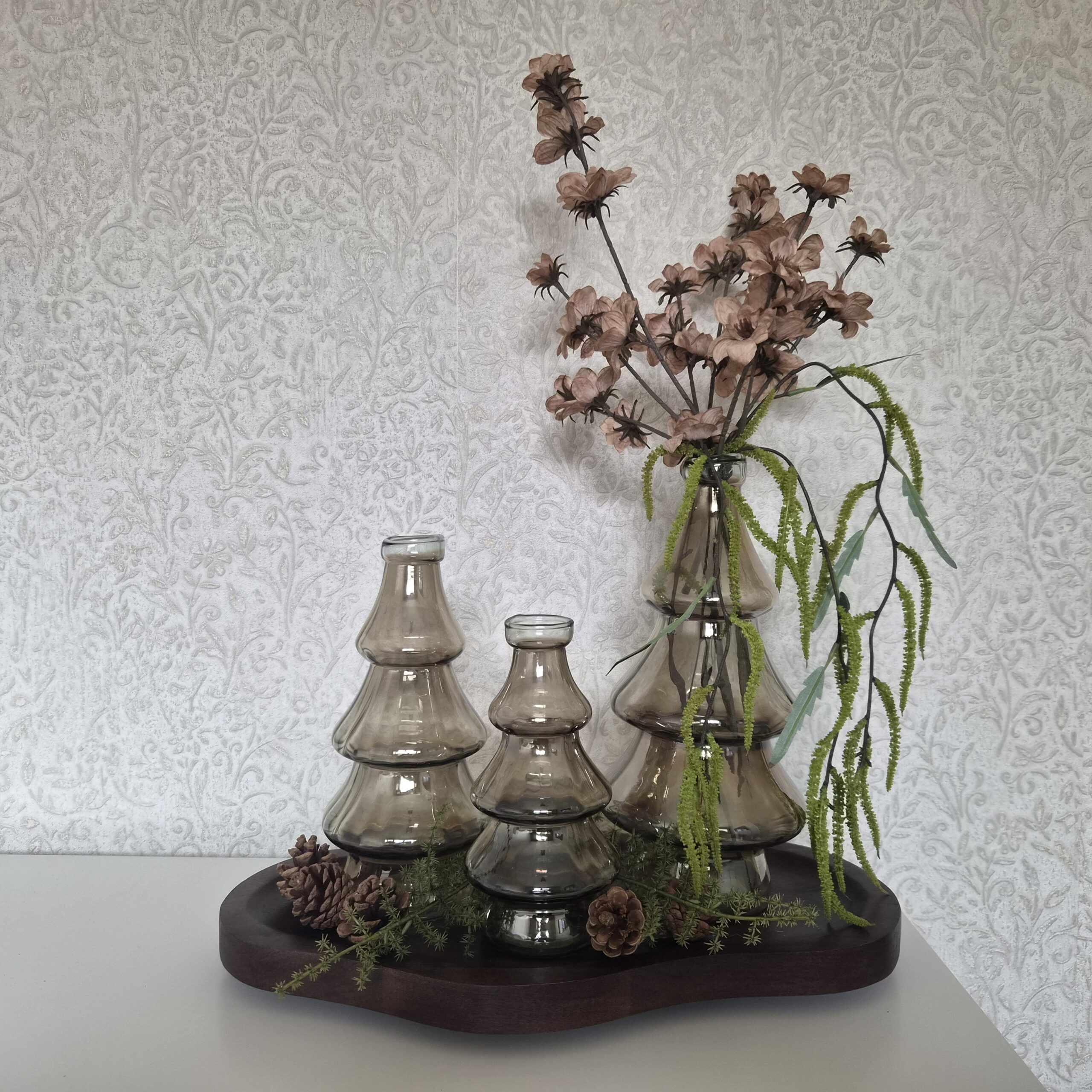 Sfeervolle complete kerstdecoratieset op een Bauru S Walnut dienblad van Vase The World.