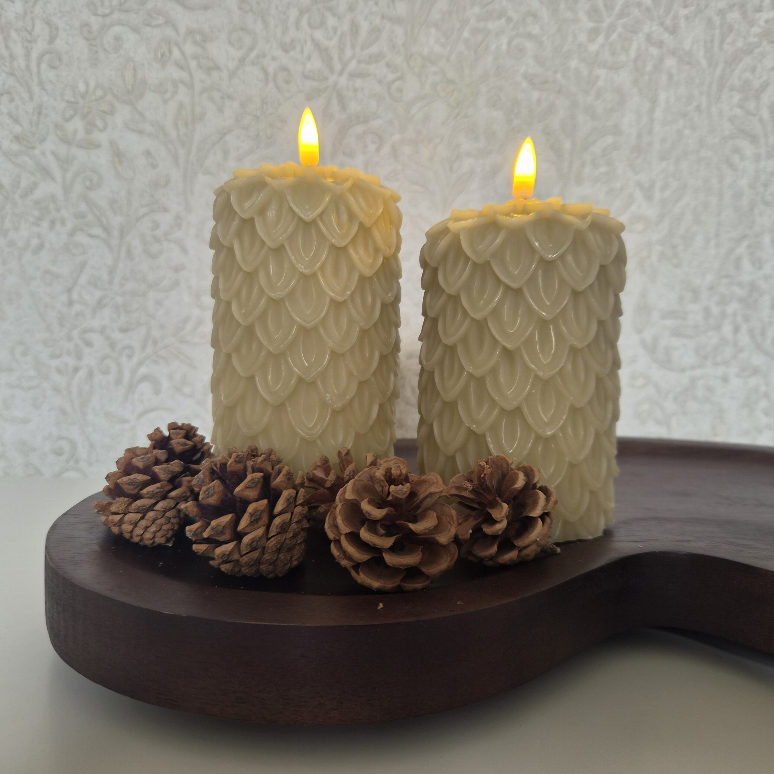 Beige led-kaars, maat L met bladmotief – 17,5 × 8 cm