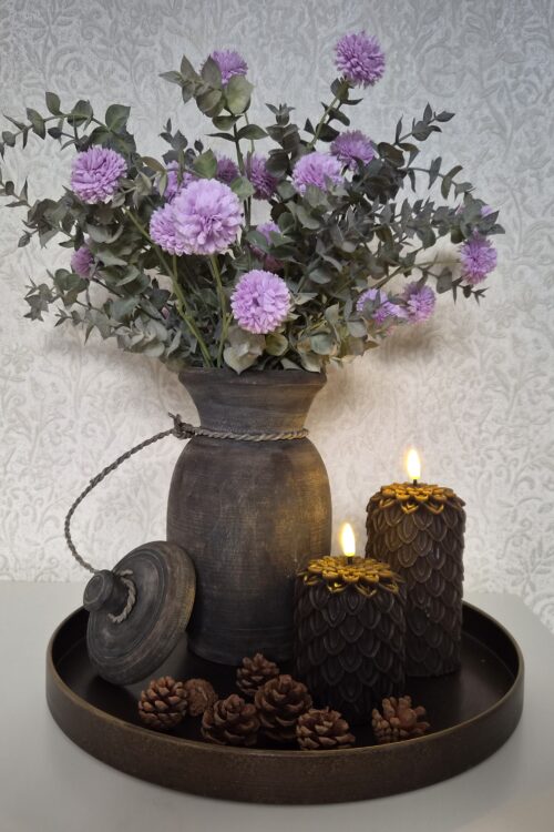Warme herfstdecoratie met bruine LED-kaarsen