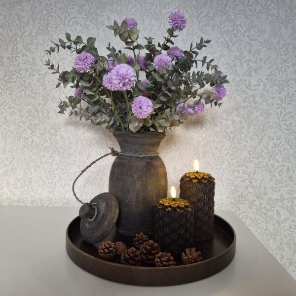 Warme herfstdecoratie met bruine LED-kaarsen