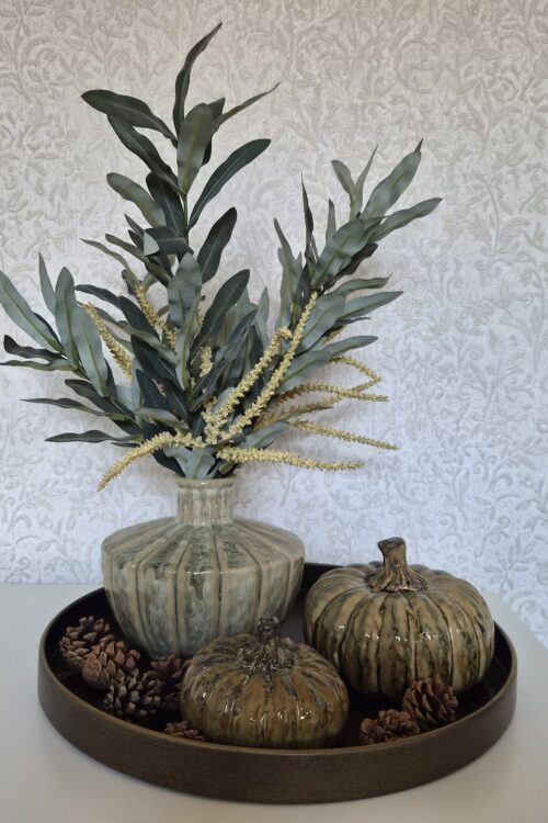 Decoratief dienblad met vaas, boeket en pompoenen
