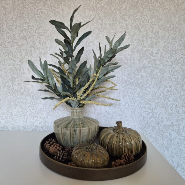 Decoratief dienblad met vaas, boeket en pompoenen